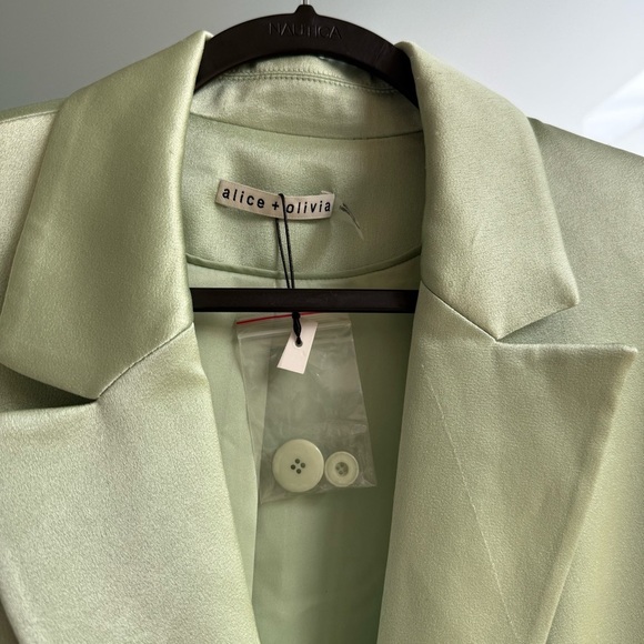 🪩Alice + Olivia Satin Light Green Blazer - Picture 3 of 8